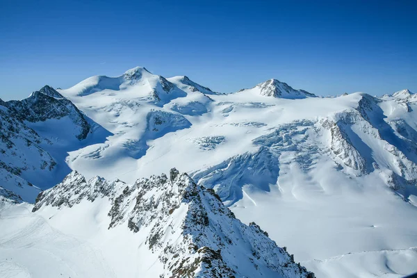 Winterlandschap - Panorama van het skigebied met skipistes. Alpen. Oostenrijk. Pitztaler Gletscher. Wildspitzbahn — Stockfoto