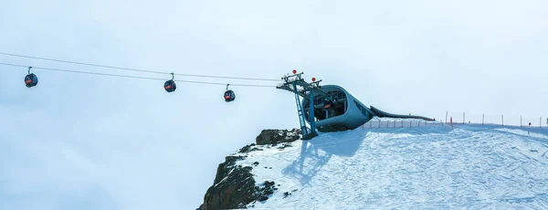 Winter landscape - Panorama of the ski resort with ski lifts. Alps. Austria. Pitztaler Gletscher. Wildspitzbahn — Stock Photo, Image