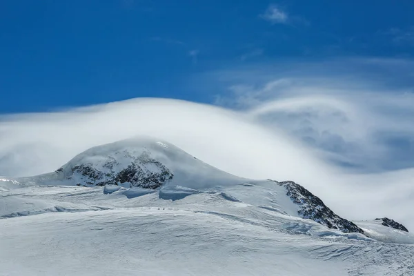 Witte winterbergen bedekt met sneeuw in blauwe bewolkte lucht. Alpen. Oostenrijk. Pitztaler Gletscher — Stockfoto