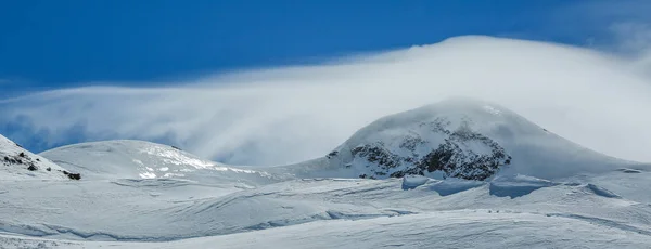 Witte winterbergen bedekt met sneeuw in blauwe bewolkte lucht. Alpen. Oostenrijk. Pitztaler Gletscher — Stockfoto