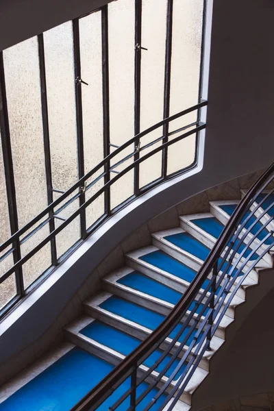 Antigua escalera de caracol azul, escalera de caracol dentro de una antigua casa en la calle Pozsonyi en Budapest, Hungría. Proyecto Budapest 100 — Foto de Stock