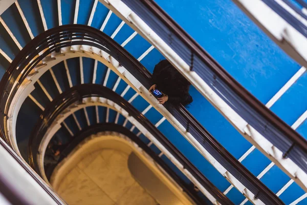 Ancien escalier en colimaçon bleu, escalier en colimaçon à l'intérieur d'une vieille maison sur la rue Pozsonyi à Budapest, Hongrie. Projet Budapest 100 — Photo