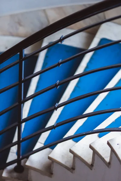 Ancien escalier en colimaçon bleu, escalier en colimaçon à l'intérieur d'une vieille maison sur la rue Pozsonyi à Budapest, Hongrie. Projet Budapest 100 — Photo