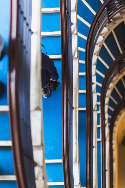 Velha escada em espiral azul, escada em espiral dentro de uma antiga casa na rua Pozsonyi, em Budapeste, Hungria. Projecto Budapest 100 — Fotografia de Stock