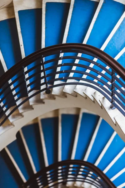 Старі блакитні гвинтові сходи, гвинтові сходи всередині старого будинку на вулиці Посоньї в Будапешті, Угорщина. Проект Будапешт 100 — стокове фото
