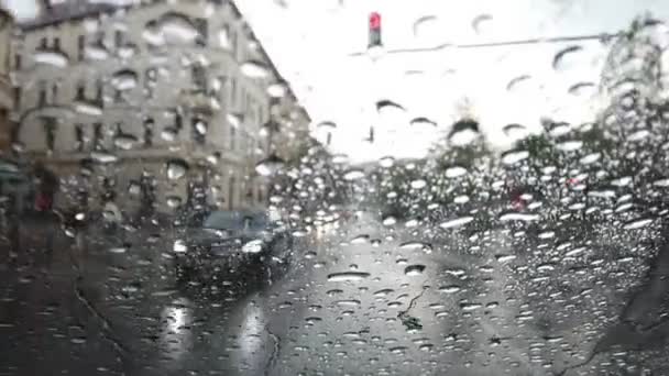 Hujan turun di jendela yang menghadap ke jalan dengan mobil yang lewat — Stok Video