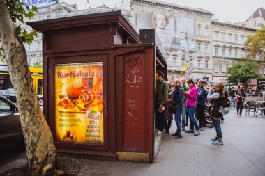 Budapeşte, Macaristan - 29 Eylül 2018: Budapeşte'nin orta kesiminde Andrassy caddesi ile Terez bulvarı arasındaki kavşak. Yeraltı Oktogonu. Kurtoshkalach kiosk.