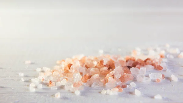 Гімалайські солі на білому дерев'яному столі, макро — стокове фото