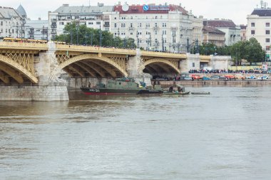 Budapeşte, Macaristan - 30 Mayıs 2019: Budapeşte'de 29 Mayıs trajedisi sonrasında Margit köprüsü yakınlarındaki Tuna Nehri'nde kurtarma operasyonu. Nehirde iki gemi çarpıştı.