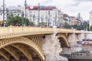 Budapeşte, Macaristan - 30 Mayıs 2019: Budapeşte'de 29 Mayıs trajedisi sonrasında Margit köprüsü yakınlarındaki Tuna Nehri'nde kurtarma operasyonu. Nehirde iki gemi çarpıştı.