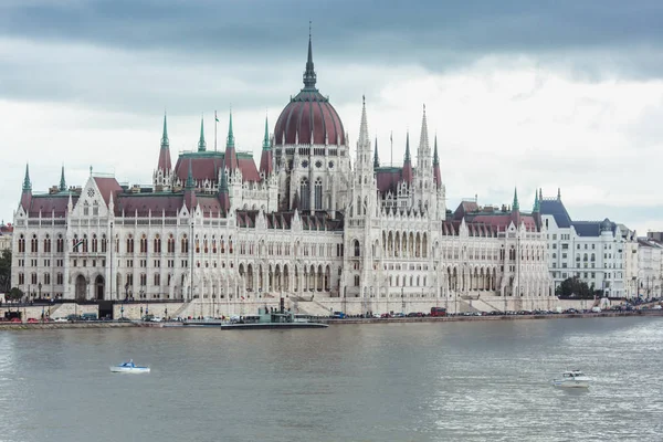 BUDAPEST, HUNGARY - MAY 30, 2019: Rescue operation on the Danube River near the Margit bridge after the tragedy of May 29 in Budapest, Hungary. Two ships collided on the river. — Stock Photo, Image