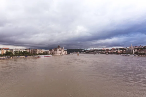 BUDAPEST, HONGRIE - 30 MAI 2019 : Opération de sauvetage sur le Danube près du pont Margit après la tragédie du 29 mai à Budapest, en Hongrie. Deux navires sont entrés en collision sur le fleuve . — Photo