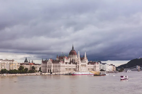 BUDAPEST, HONGRIE - 30 MAI 2019 : Opération de sauvetage sur le Danube près du pont Margit après la tragédie du 29 mai à Budapest, en Hongrie. Deux navires sont entrés en collision sur le fleuve . — Photo