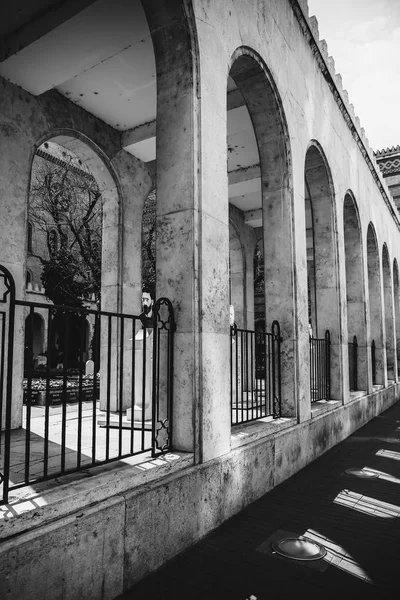 ブダペスト、ハンガリー- 2017年3月30日、ブダペストシナゴーグの白黒写真建築の詳細、ブダペストのドーハニーシナゴーグ、ハンガリー — ストック写真