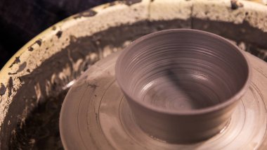 Vazo taze kil döner döner çömlekçiler tekerlek. Atölyede Heykeltıraş kil closeup den sürahi yapar