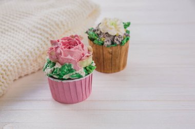 Parlak yeşil arka plan ile beyaz ahşap masada renkli tereyağı çiçekler i