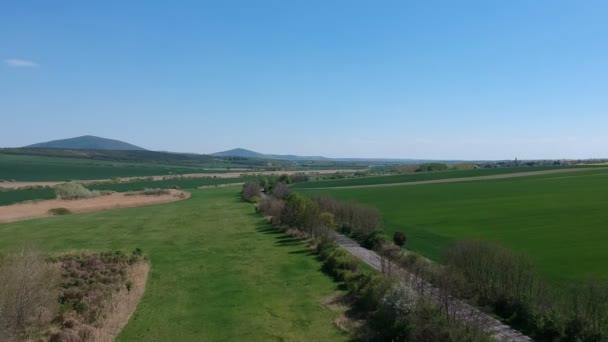 緑の丘と谷の美しい空中ショット — ストック動画