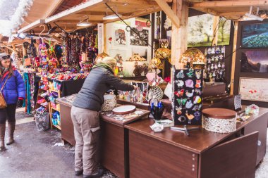 Budapeşte, Macaristan - 19 Aralık 2018: St. Stephens Bazilikası'nın önündeki St. Stephens Meydanı'ndaki güzel Noel Pazarı'nın tadını çıkaran turistler ve yöre halkı.