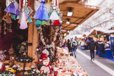 Budapeşte'deki St. Stephens Bazilikası'nın önündeki St. Stephens Meydanı'ndaki güzel Noel Pazarı'nda Macaristan'da yapılan Noel süsleriyle kiosk