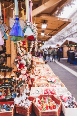 Budapeşte'deki St. Stephens Bazilikası'nın önündeki St. Stephens Meydanı'ndaki güzel Noel Pazarı'nda Macaristan'da yapılan Noel süsleriyle kiosk