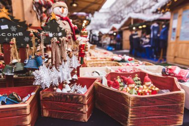 Budapeşte'deki St. Stephens Bazilikası'nın önündeki St. Stephens Meydanı'ndaki güzel Noel Pazarı'nda Macaristan'da yapılan Noel süsleriyle kiosk