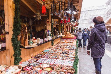 Budapeşte, Macaristan - 19 Aralık 2018: St. Stephens Bazilikası'nın önündeki St. Stephens Meydanı'ndaki güzel Noel Pazarı'nın tadını çıkaran turistler ve yöre halkı.