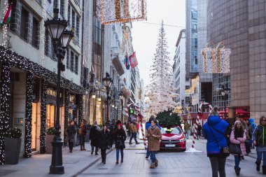 Budapeşte, Macaristan - 28 Aralık 2018: Budapeşte, Macaristan'da Noel süslemeleri ile moda sokak.