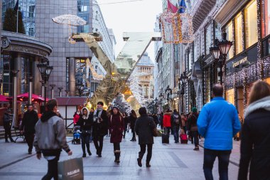 Budapeşte, Macaristan - 28 Aralık 2018: Budapeşte, Macaristan'da Noel süslemeleri ile moda sokak.