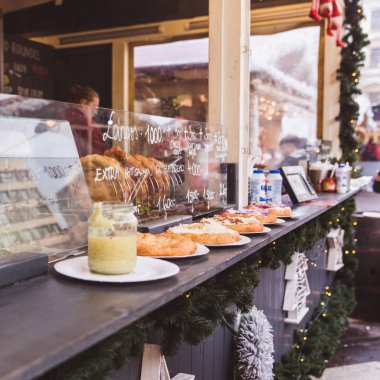 Budapeşte, Macaristan - 19 Aralık 2018: St. Stephens Bazilikası'nın önündeki St. Stephens Meydanı'ndaki güzel Noel Pazarı'nın tadını çıkaran turistler ve yöre halkı.