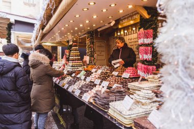 Budapeşte, Macaristan - 19 Aralık 2018: St. Stephens Bazilikası'nın önündeki St. Stephens Meydanı'ndaki güzel Noel Pazarı'nın tadını çıkaran turistler ve yöre halkı.