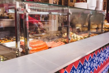 Budapeşte, Macaristan - 19 Aralık 2018: St. Stephens Bazilikası'nın önündeki St. Stephens Meydanı'ndaki güzel Noel Pazarı'nın tadını çıkaran turistler ve yöre halkı.