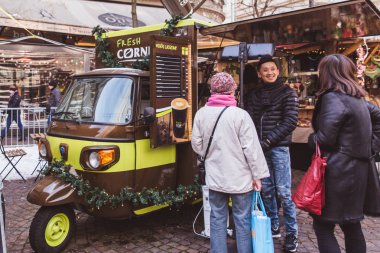 Budapeşte, Macaristan - 19 Aralık 2018: St. Stephens Bazilikası'nın önündeki St. Stephens Meydanı'ndaki güzel Noel Pazarı'nın tadını çıkaran turistler ve yöre halkı.