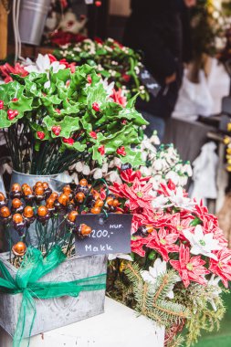 Budapeşte, Macaristan - 19 Aralık 2018: St. Stephens Bazilikası'nın önündeki St. Stephens Meydanı'ndaki güzel Noel Pazarı'nın tadını çıkaran turistler ve yöre halkı.