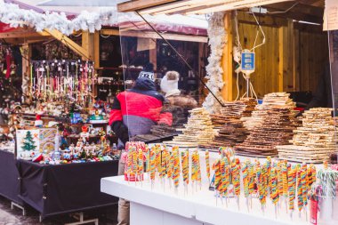 Budapeşte, Macaristan - 19 Aralık 2018: St. Stephens Bazilikası'nın önündeki St. Stephens Meydanı'ndaki güzel Noel Pazarı'nın tadını çıkaran turistler ve yöre halkı.