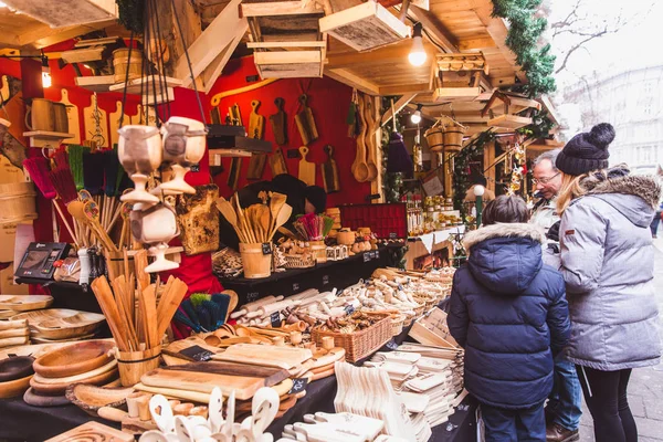 BUDAPEST, HUNGRÍA - 19 DE DICIEMBRE DE 2018: Turistas y lugareños disfrutan del hermoso Mercado de Navidad en la Plaza de San Esteban, frente a la Basílica de San Esteban . — Foto de Stock