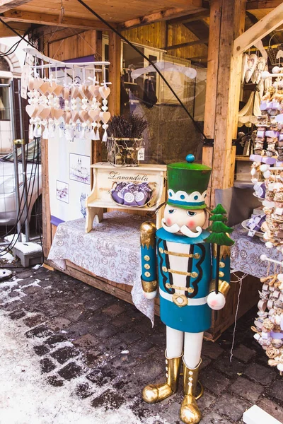 BUDAPEST, HUNGRIA - 19 DE DEZEMBRO DE 2018: o belo Mercado de Natal na Praça St. Stephens em frente à Basílica de St. Stephens . — Fotografia de Stock