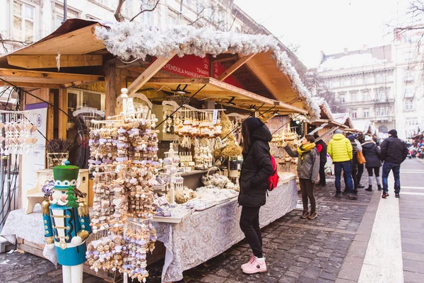 Budapešť, Maďarsko-19. prosince 2018: turisté a místní lidé užívající nádherný vánoční trh v St. Stephens Square před Baziliskou svatého Stephense. — Stock fotografie