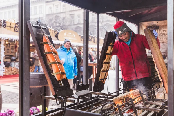 Budapeşte, Macaristan - 19 Aralık 2018: St. Stephens Bazilikası'nın önündeki St. Stephens Meydanı'ndaki güzel Noel Pazarı'nın tadını çıkaran turistler ve yöre halkı.