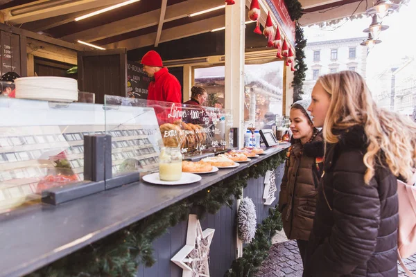 BUDAPEST, HUNGRIA - 19 DE DEZEMBRO DE 2018: Turistas e moradores locais desfrutam do belo Mercado de Natal na Praça St. Stephens em frente à Basílica de St. Stephens . — Fotografia de Stock