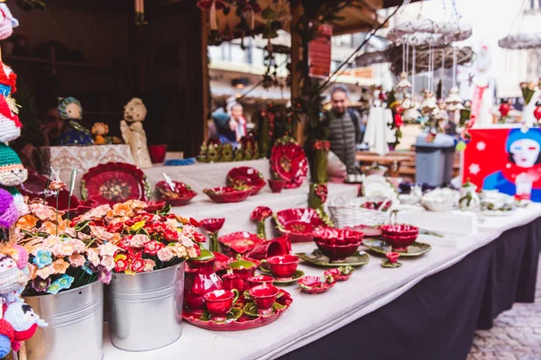 BUDAPEST, HUNGRÍA - 19 DE DICIEMBRE DE 2018: Turistas y lugareños disfrutan del hermoso Mercado de Navidad en la Plaza de San Esteban, frente a la Basílica de San Esteban . — Foto de Stock