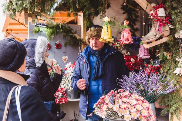 BUDAPEST, HUNGRÍA - 19 DE DICIEMBRE DE 2018: Turistas y lugareños disfrutan del hermoso Mercado de Navidad en la Plaza de San Esteban, frente a la Basílica de San Esteban . — Foto de Stock