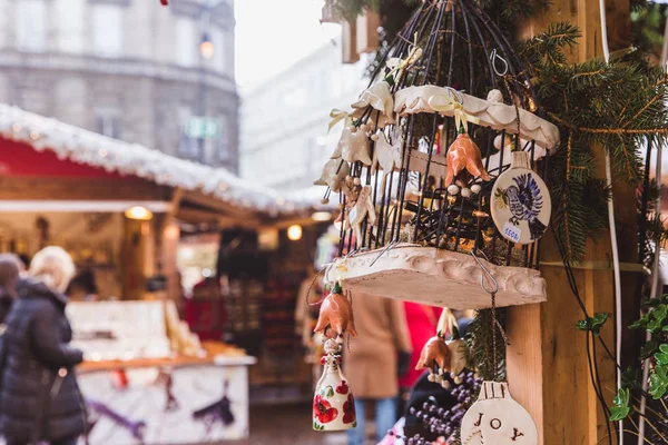 BUDAPEST, HONGRIE - 19 DÉCEMBRE 2018 : Les touristes et la population locale profitent du magnifique marché de Noël sur la place St. Stephens en face de la basilique St. Stephens . — Photo