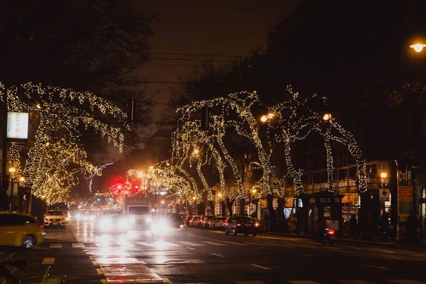 ORÇAMENTO, HUNGRIA - 19 DE DEZEMBRO DE 2018: Trilhas de trânsito, semáforos e semáforos noturnos em Budapeste, Hungria — Fotografia de Stock