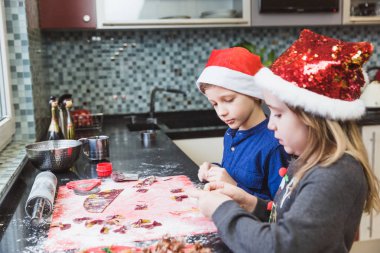 Mutlu çocuklar Noel yemeği için renkli makarna yapmak