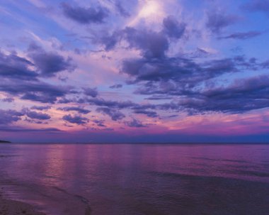 Sahilde gün batımından sonra renkli gökyüzü