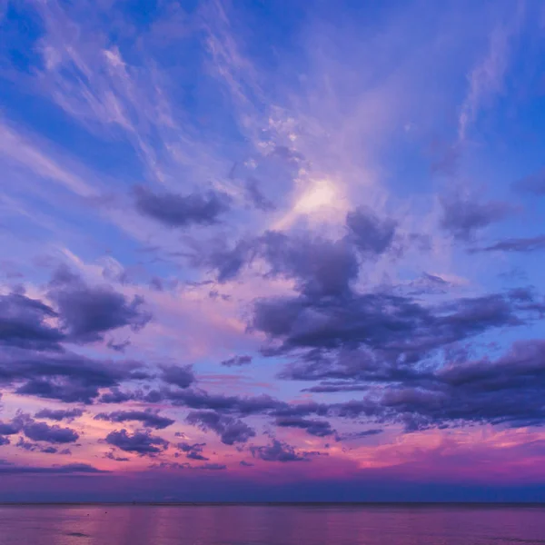 Ciel coloré après le coucher du soleil sur la plage — Photo