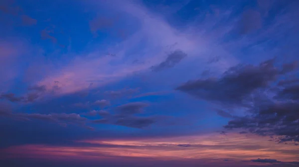 Céu colorido após o pôr do sol na praia — Fotografia de Stock