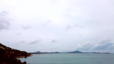 Deniz kıyısı ve hareketli gökyüzü ile Hareketli Time hızlandırılmış video 