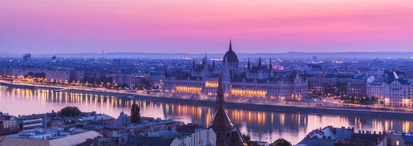 A magyar parlament Duna menti épületének panorámás városképe. Színes napkelte Budapesten — Stock Fotó