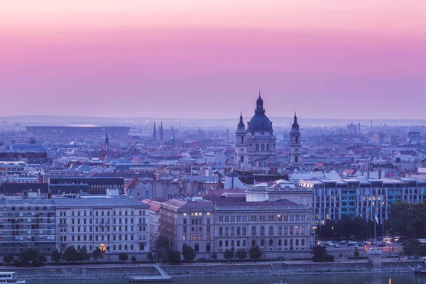 Paysage urbain panoramique de la basilique Saint-Étienne sur le Danube. Lever de soleil coloré à Budapest, Hongrie — Photo